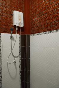 La salle de bains est pourvue d'une douche et de carrelage noir et blanc. dans l'établissement Baan Kaewta, à Chiang Mai