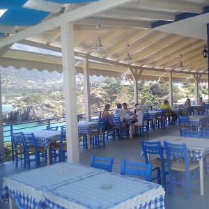 een groep mensen die aan tafel zitten in een restaurant bij Psaropoula in Balíon