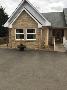 una casa con una entrada delante de ella en Hillford House, en Stirling