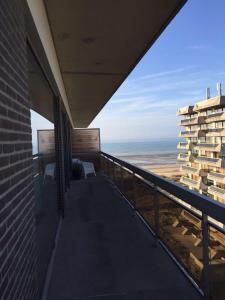 d'un balcon offrant une vue sur l'océan. dans l'établissement Wellington F7, à La Panne