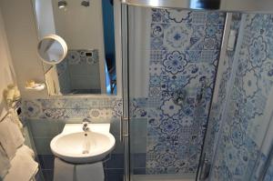 ein Bad mit einem Waschbecken und einer Dusche in der Unterkunft Maison Raphael in Minori