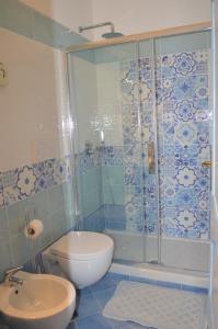 ein Bad mit einer Dusche, einem WC und einem Waschbecken in der Unterkunft Maison Raphael in Minori