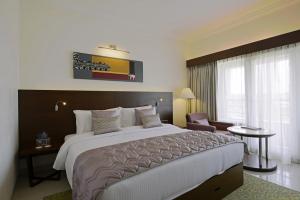 Hotel Naveen Lakeside客房内的一张或多张床位