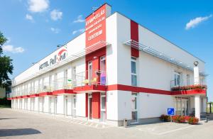 een wit en rood gebouw met een bord erop bij Hotel Pallone in Balatonfüred