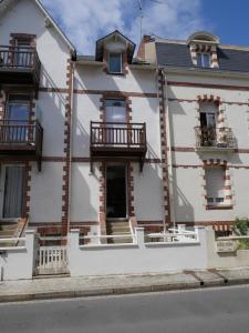 une maison blanche avec des balcons sur le côté dans l'établissement L'Appart d'en face Casa Cosy, au Pouliguen 6 autres photos