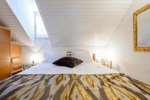 1 dormitorio con 1 cama grande en el ático en Dubrovnik Old House, en Dubrovnik