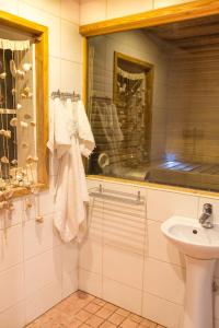 Baño blanco con lavabo y espejo en Tuisuliiva Holiday House en Kabli