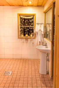 een badkamer met een wastafel en een raam bij Tuisuliiva Holiday House in Kabli