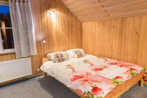 een slaapkamer met een bed met bloemen erop bij Tuisuliiva Holiday House in Kabli