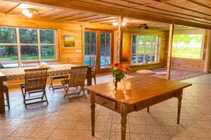 uma sala de estar com uma mesa de madeira e cadeiras em Tuisuliiva Holiday House em Kabli