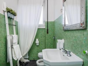 Vonios kambarys apgyvendinimo įstaigoje Enjoy Apartment