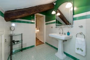 A bathroom at B&B Il Quadrifoglio