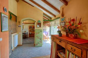 Habitación con cocina con mesa y pasillo. en Casa Dolce Casa, en Vercana