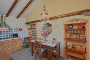 eine Küche mit Tisch und Stühlen in einem Zimmer in der Unterkunft Casa Dolce Casa in Vercana + 39 Fotos
