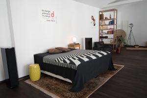 Un pat sau paturi într-o cameră la Weimar Central Artist Loft - 120 m2