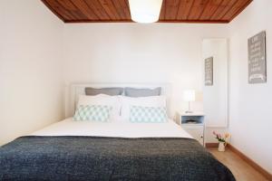 Alfama Apartment Rose - Sardinhaにあるベッド