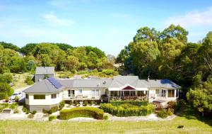 福斯特丽瑞达住宿加早餐旅馆的一栋白色大房子的鸟瞰图