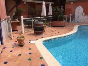 Bazén v ubytování Logis Hôtel Restaurant de la Paix nebo v jeho okolí