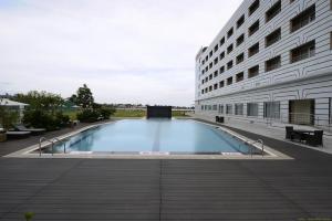 Piscina de la sau aproape de Hotel Naveen Lakeside