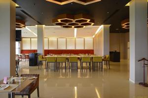 Hotel Naveen Lakeside的休息区