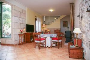 a living room with a table and chairs and a television at Casa Familiar y Acogedora in Sa Pobla