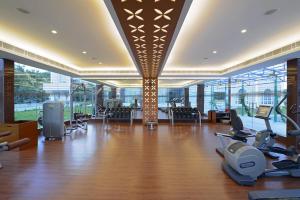 Hotel Naveen Lakeside的健身中心和/或健身设施