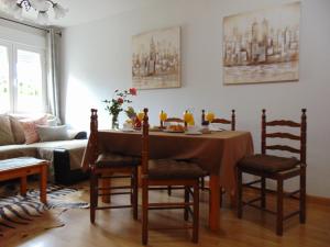 sala de estar con mesa con sillas y sofá en El Rincón de Antonio, en Casarrubios del Monte