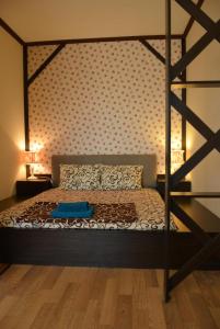 ドニプロにあるApartments in the heart of Dniproのウッドフロアのベッドルーム1室(二段ベッド1組付)