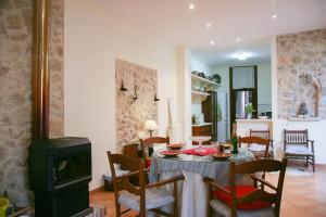 a dining room with a table and a stove at Casa Familiar y Acogedora in Sa Pobla