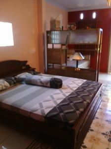 1 dormitorio con 1 cama grande en una habitación en Rakai Garung, en Yogyakarta