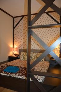 ドニプロにあるApartments in the heart of Dniproのベッドルーム1室(木枠の二段ベッド1組付)