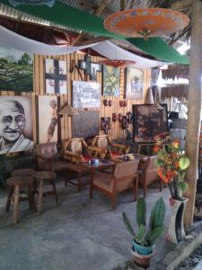 una sala de estar con sofás y pinturas en las paredes. en Rakai Garung, en Yogyakarta