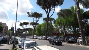 una strada con auto parcheggiate in un parcheggio di Il Segno in Rome a Roma
