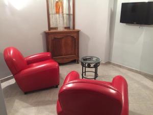 TV a/nebo společenská místnost v ubytování Logis Hôtel Restaurant de la Paix