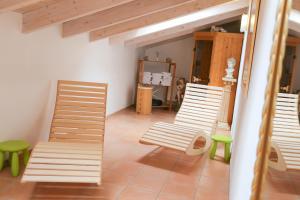 une chambre avec trois chaises et une table dans l'établissement Hotel Königer, à Pliening