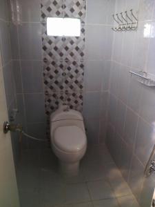 A bathroom at Rakai Garung