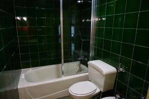 Ванная комната в Aloka rooms Sopela