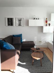 uma sala de estar com um sofá preto e uma mesa em K Residence Zadar apartment em Zadar