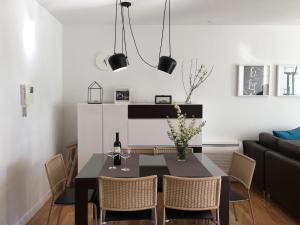 uma sala de jantar com uma mesa preta e cadeiras em K Residence Zadar apartment em Zadar