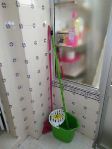 ナザレにあるMoradia Salesのキッチンの隅に歯ブラシとバケツ