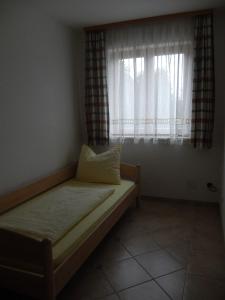 Posto letto in camera con finestra di Haus Seehof - Ferienhaus ad Abersee