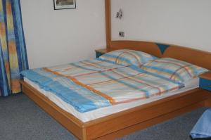 Ein Bett oder Betten in einem Zimmer der Unterkunft Pension Hribernig