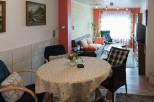 ein Wohnzimmer mit einem Tisch und Stühlen in der Unterkunft Ferienwohnung Büttner in Solms-Oberbiel