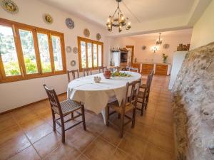 eine Küche und ein Esszimmer mit Tisch und Stühlen in der Unterkunft Bunyola in Bunyola