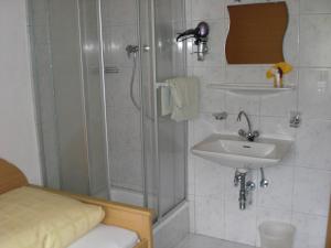 Koupelna v ubytování Haus Waldheim + 37 fotografií