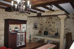 ein Weinproberaum mit einem Tisch und einem Kronleuchter in der Unterkunft A Casa da Meixida in Padrón