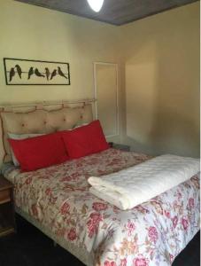 a bedroom with a bed with red pillows at Pousada Alto da Pontinha in Araruama +28 photos