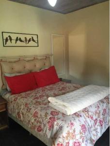 Un pat sau paturi într-o cameră la Pousada Alto da Pontinha