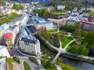 Linna Karlovy Vary üldine vaade või majutusasutusest Hotel Pavlov pildistatud vaade