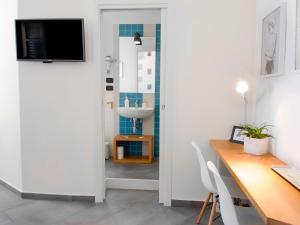 TV a/nebo společenská místnost v ubytování B&B Fuori Squadro - In Centro con Terrazza Relax vista Mare